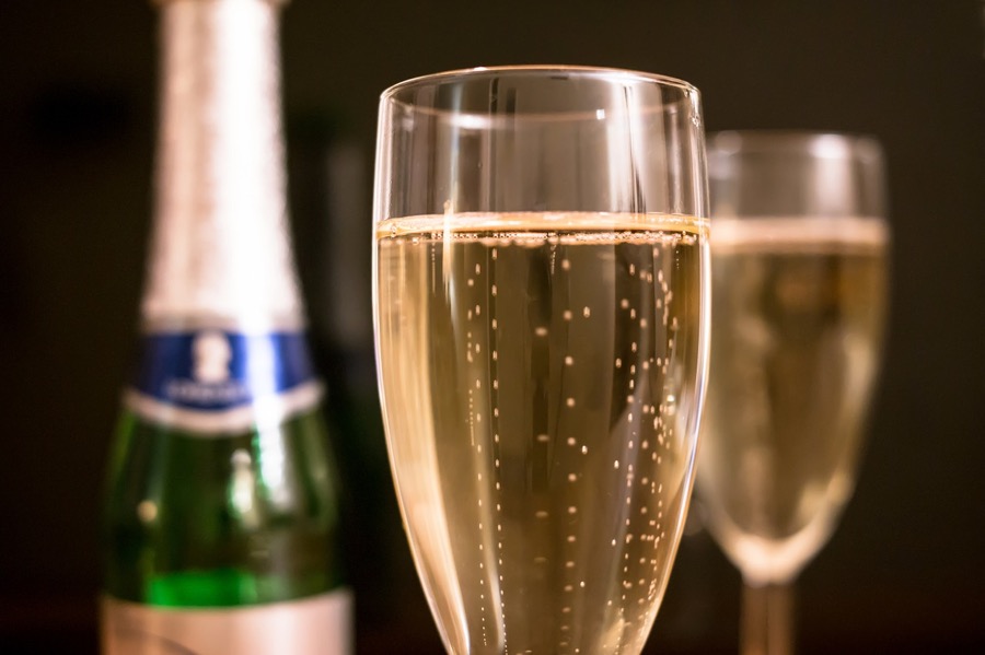 VINUM champagne-two-glasses